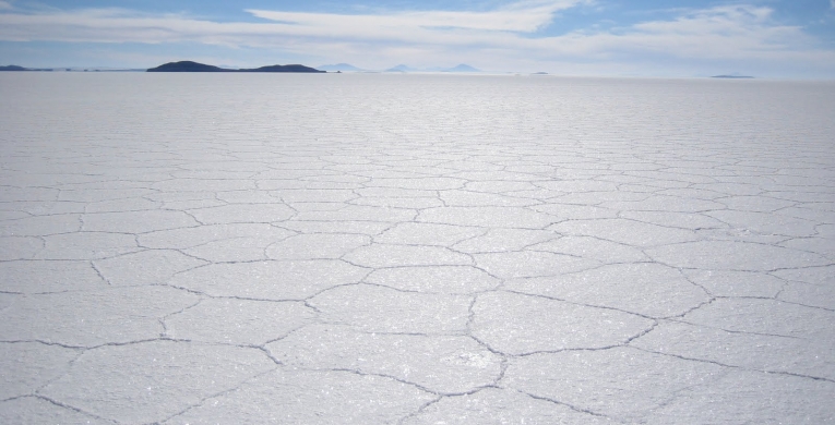 OB-UYU/11 4 days and 3 nights Tour Uyuni Salt Flats - Thunupa Volcano - color Lagoons, returning to Uyuni *Transfer to San Pedro de Atacama (Optional)