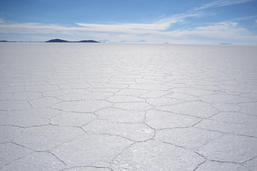 4 days and 3 nights Tour Uyuni Salt Flats - Thunupa Volcano - color Lagoons, returning to Uyuni *Transfer to San Pedro de Atacama (Optional)